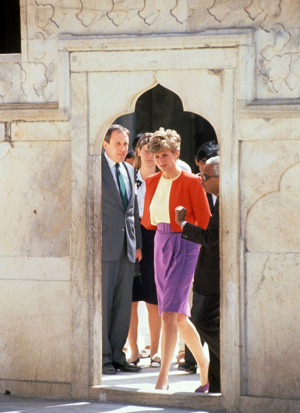 Im Jahr 1992 besuchte Prinzessin Diana auf einer Indienreise das berühmte Mausoleum "Taj Mahal". Für viele Verehrer war Lady Di eine Fashion-Ikone, die eine gewisse Melancholie umgab.