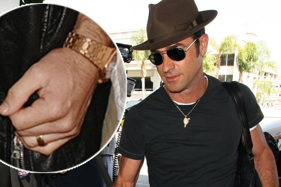 Justin Theroux, der Ehemann von Hollywood-Schönheit Jennifer Aniston, präsentiert stolz seinen goldenen Ehering.