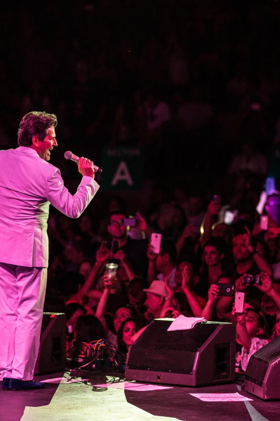 Total begeistert jubeln 5.000 Fans "ihrem" Thomas Anders in Kalifornien zu. Total begeistert jubeln 5.000 Fans "ihrem" Thomas Anders in Kalifornien zu.