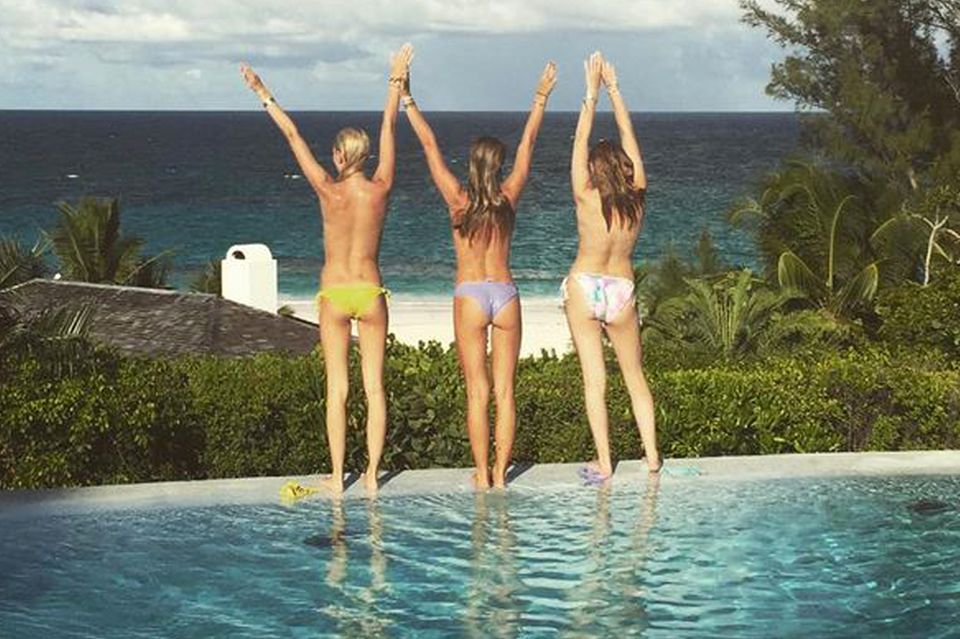 Süßes Beachlife für die Cousinen Prinzessin Maria-Olympia, Talita von Furstenberg und eine Freundin in Harbour Island. Ihr Freund Flynn Busson hat den Schnappschuss auf seinem Instagram-Account gepostet.