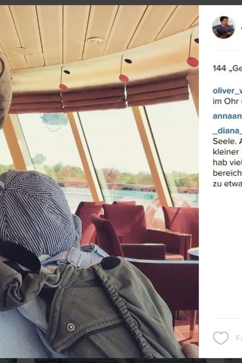 Familienausflug auf dem Wasser: Dieses süße Instagram-Foto postete Oliver Wnuk von sich und seinem Charlie, der sich müde an die Brust seines Vaters schmiegt.