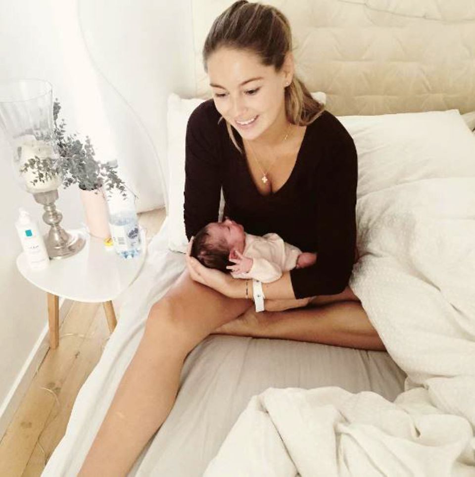 Mager-Mama Mathilde Goehler: Mathilde Goehler im Baby-Glück: Beim Kuscheln mit ihrer neugeborenen Tochter könnte die Freude kaum größer sein. Mathilde Goehler