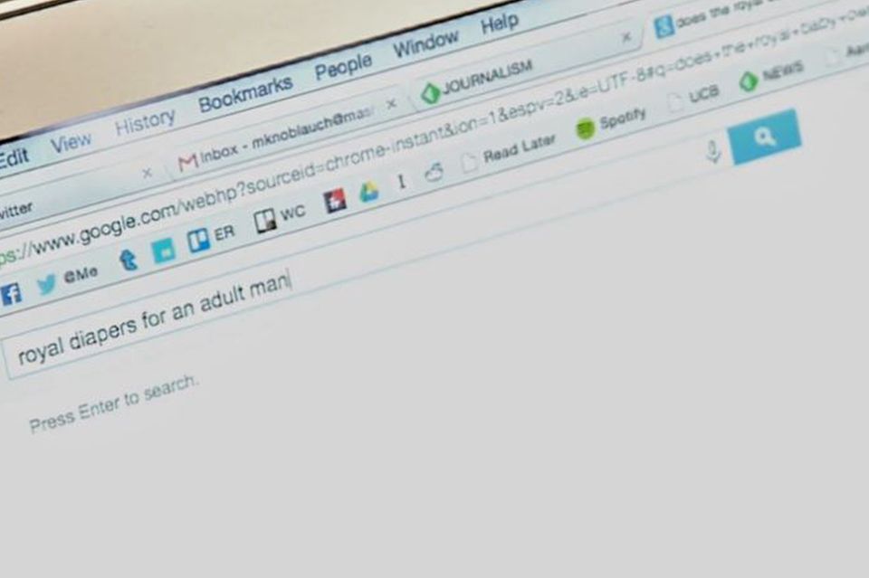 Das "Prinz George"-Projekt: Online-Shopping mit extrem hohen Schwierigkeitslevel: Max Knoblauch scheitert bei seiner Suche nach "königlichen Windeln für einen erwachsenen Mann" kläglich. Online-Shopping mit extrem hohen Schwierigkeitslevel: Max Knoblauch scheitert bei seiner Suche nach "königlichen Windeln für einen erwachsenen Mann" kläglich.
