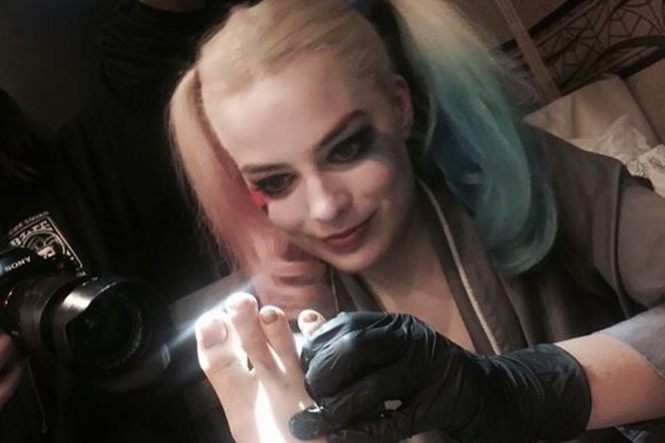 Will Smith + Co.: Schauspielerin Margot Robbie tätowiert ihre Filmkollegin Cara Delevingne Schauspielerin Margot Robbie tätowiert ihre Filmkollegin Cara Delevingne