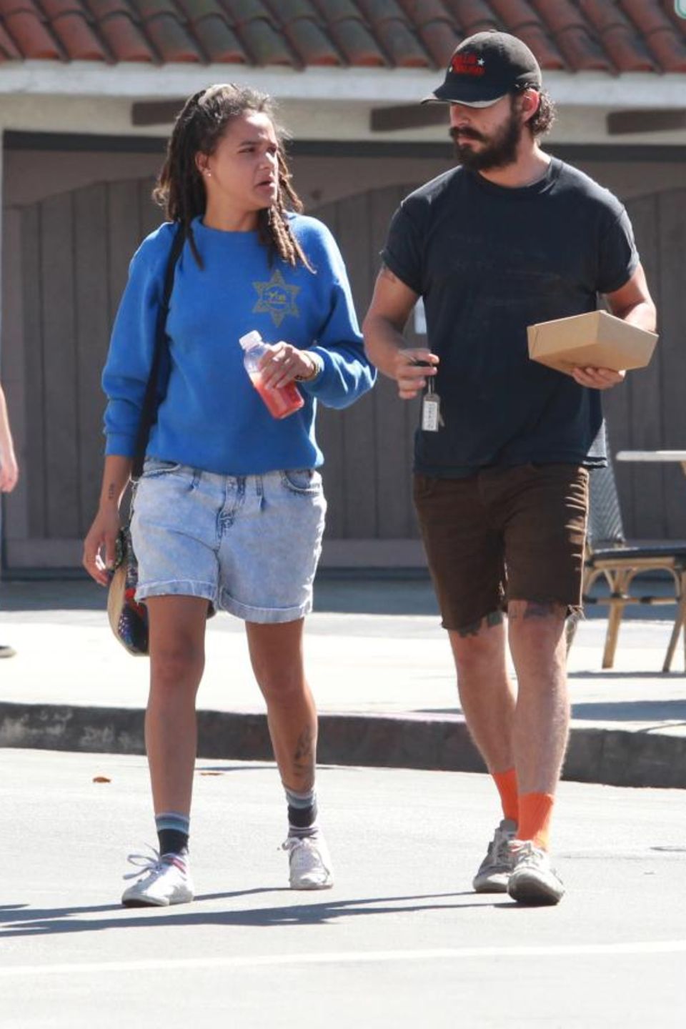 Shia LeBeouf mit einer unbekannten Frau Shia LeBeouf mit einer unbekannten Frau