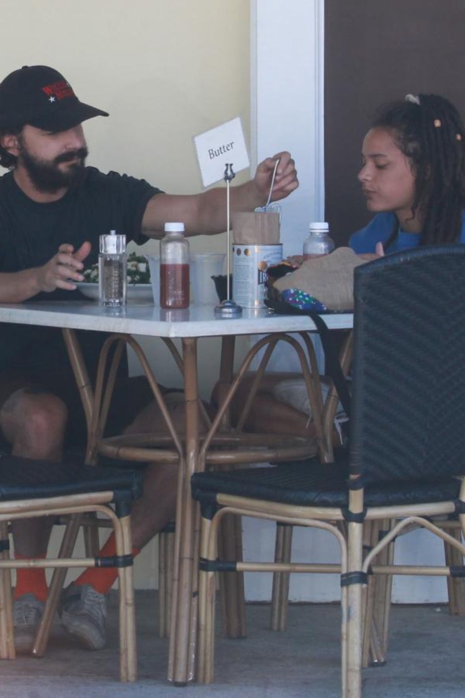 Shia LaBeouf und seine neue Flamme beim Mittagessen in Los Angeles Shia LaBeouf und seine neue Flamme beim Mittagessen in Los Angeles