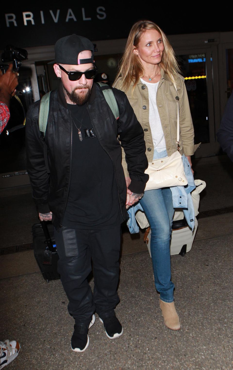 Benji Madden und Cameron Diaz am Flughafen von Los Angeles: Versteckt sie hier ihren Babybauch?