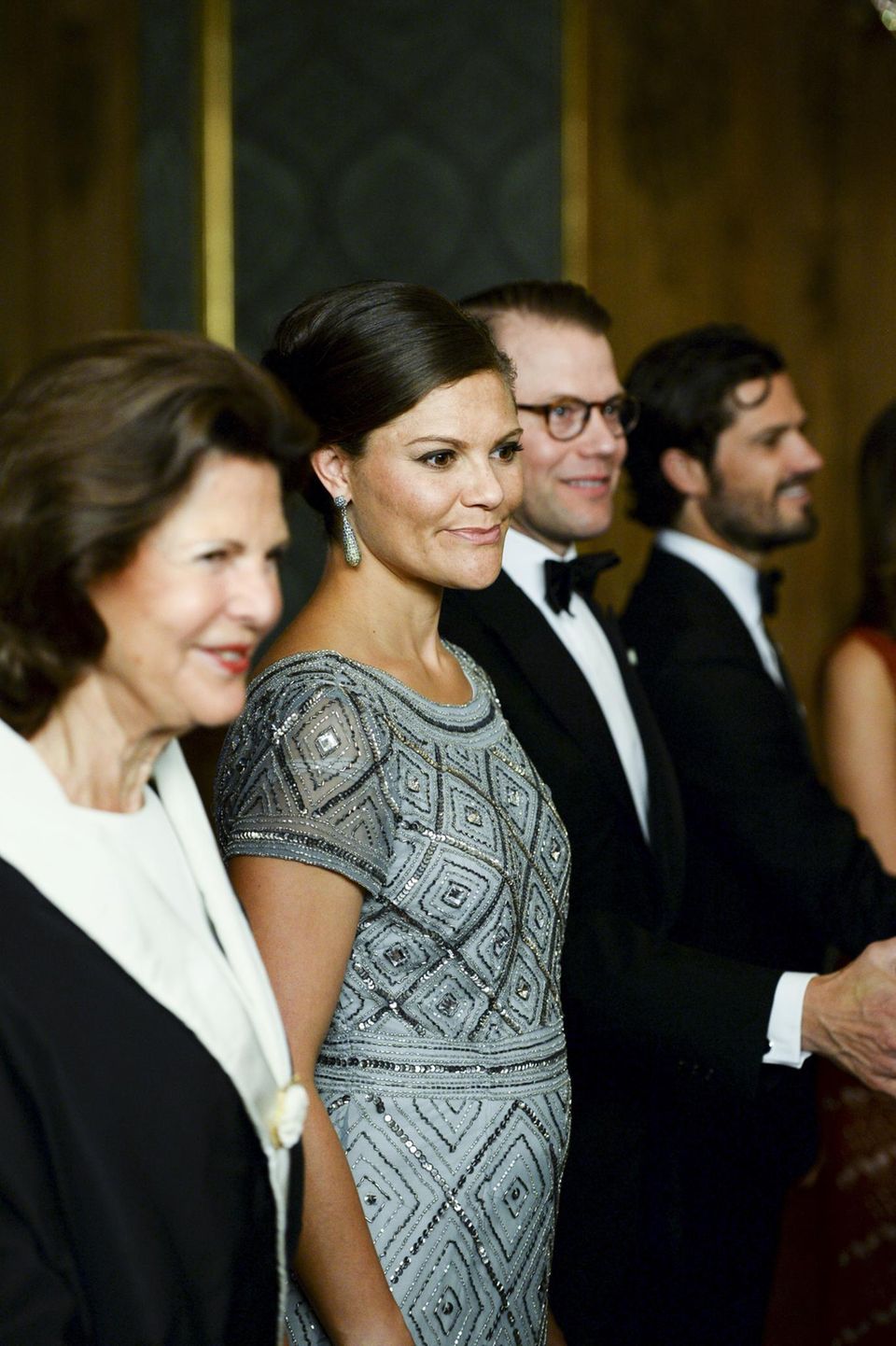 Beim jährlichen "Schweden Dinner" zeigt sich Prinzessin Victoria strahlend an der Seite ihrer Eltern - und nur wenige Stunden nachdem der Hof ihre zweite Schwangerschaft verkündet hat.