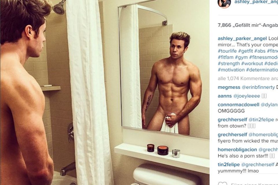 Ashley Parker Angel: Ashley Parker Angel posiert vorm heimischen Spiegel - und präsentiert stolz seinen durchtrainierten Wow-Body. Ashley Parker Angel