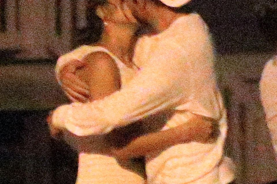 Irina Shayk: Model Irina Shayk und Schauspieler Bradley Cooper knutschen verliebt. Dabei wölbt sich Irinas Bäuchlein sehr auffällig Model Irina Shayk und Schauspieler Bradley Cooper knutschen verliebt. Dabei wölbt sich Irinas Bäuchlein sehr auffällig
