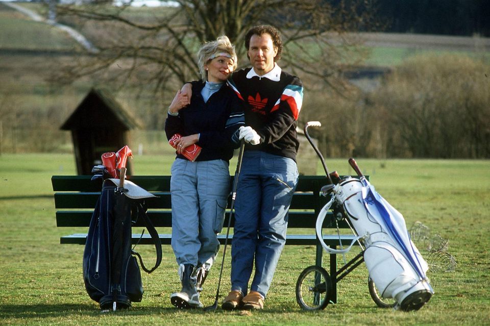 Franz Beckenbauer und seine ehemalige Freundin Diana Sandmann relaxen beim Golfen an einer Parkbank