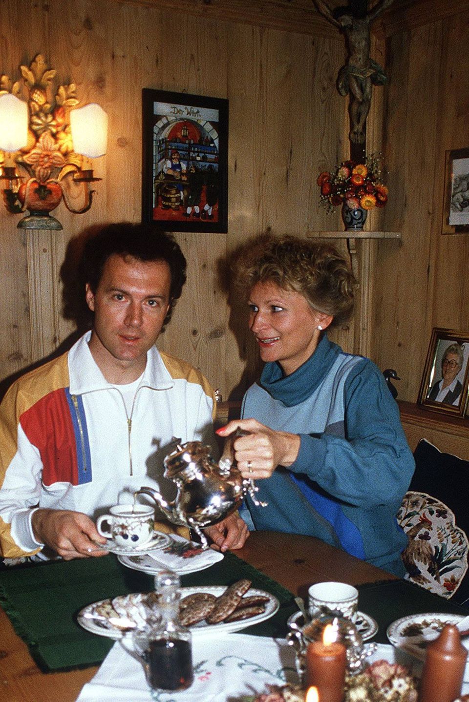 Franz Beckenbauer und seine ehemalige Freundin Diana Sandmann gemütlich bei Kaffee und Lebkuchen Franz Beckenbauer und seine ehemalige Freundin Diana Sandmann gemütlich bei Kaffee und Lebkuchen
