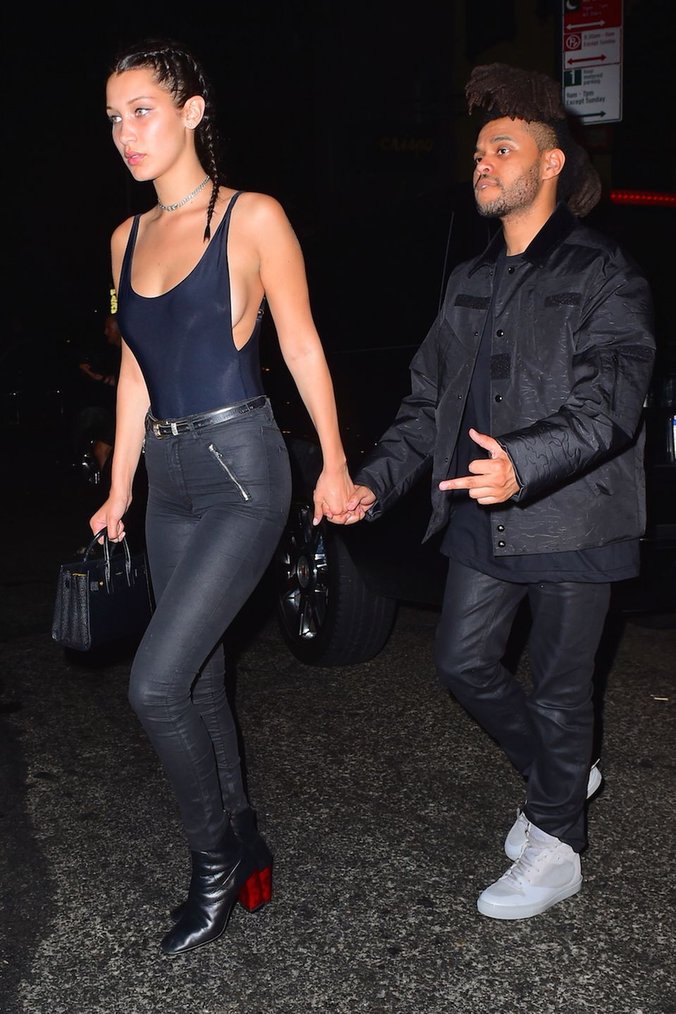 Bella Hadid und The Weeknd verlassen Händchen haltend einen New Yorker Nachtklub. Bella Hadid und The Weeknd verlassen Händchen haltend einen New Yorker Nachtklub.