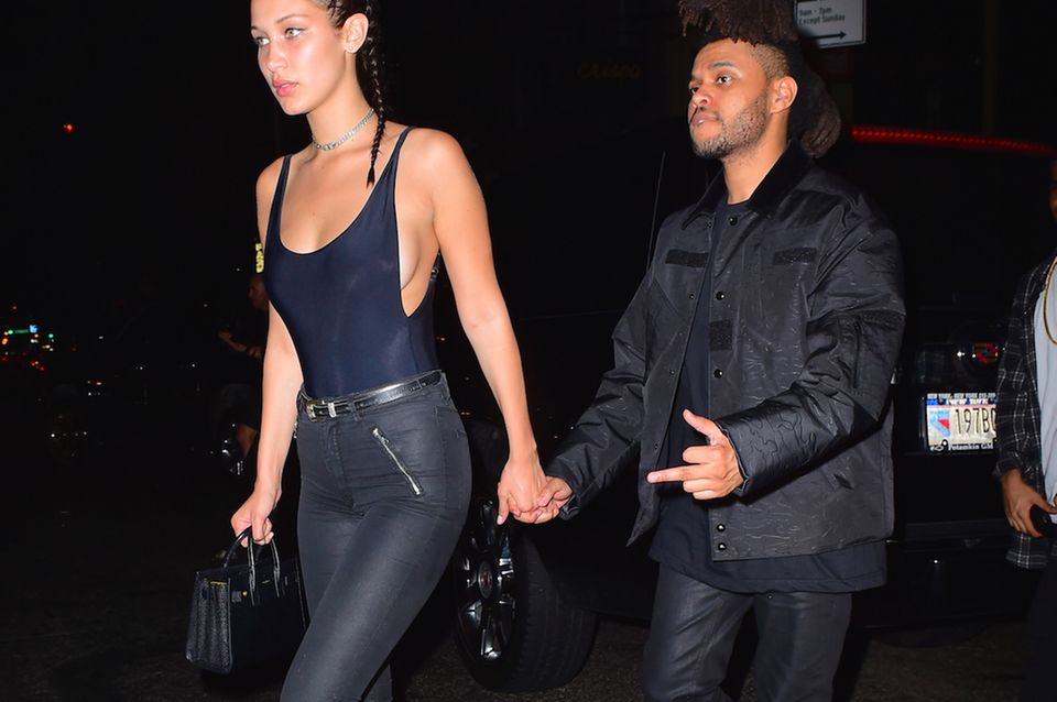 Bella Hadid und The Weeknd verlassen Händchen haltend einen New Yorker Nachtklub.