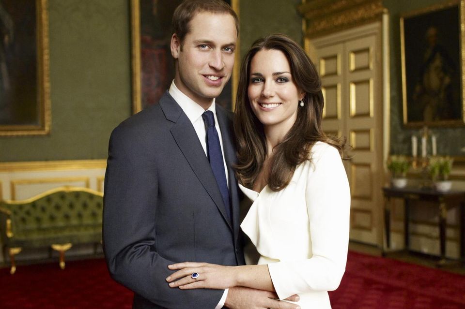 Herzogin Catherine: Herzogin Catherine strahlte auf ihrem offiziellen Verlobungsbild in einem weißen Kleid von "Reiss". Herzogin Catherine strahlte auf ihrem offiziellen Verlobungsbild in einem weißen Kleid von "Reiss".