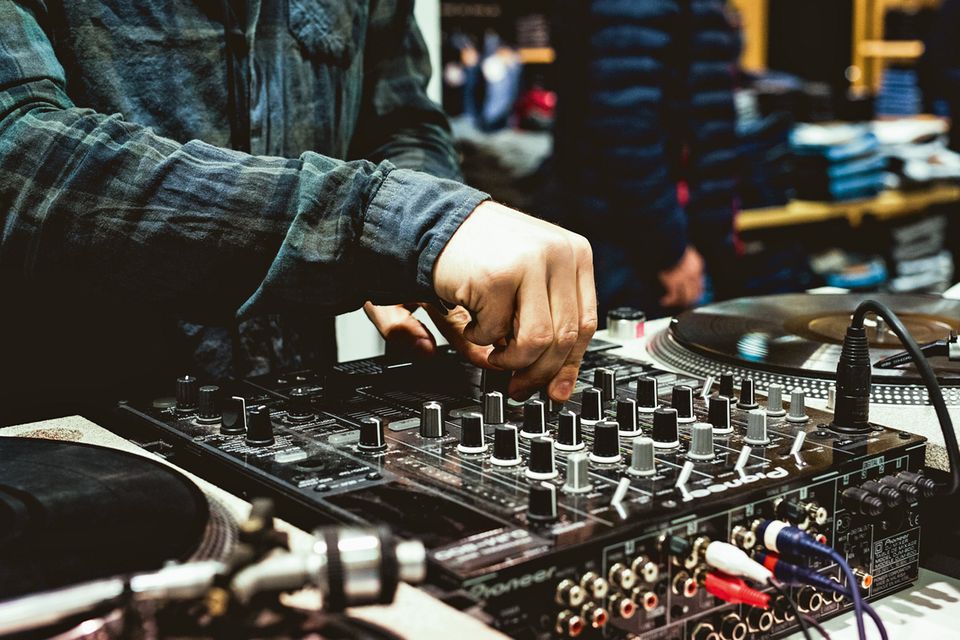 Gala Men + Anson's: Mit Wumms: Bei lässigen DJBeats shoppt es sich noch entspannter Mit Wumms: Bei lässigen DJBeats shoppt es sich noch entspannter