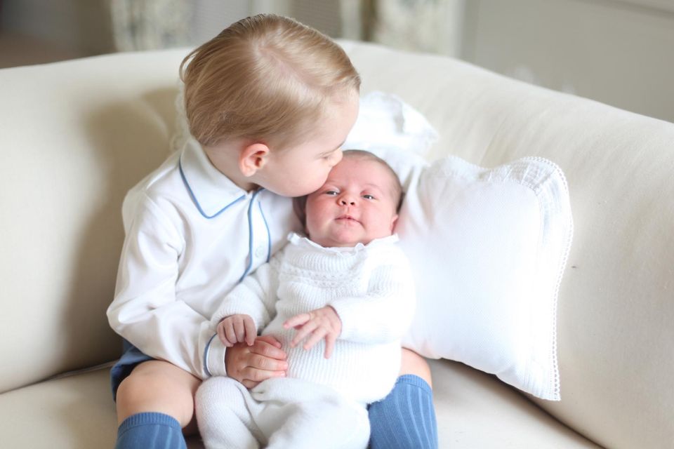 Herzogin Catherine: Das weiße Hemd mit der hellblauen Paspel wird Prinz George noch einmal tragen... Prinz George, Prinzessin Charlotte