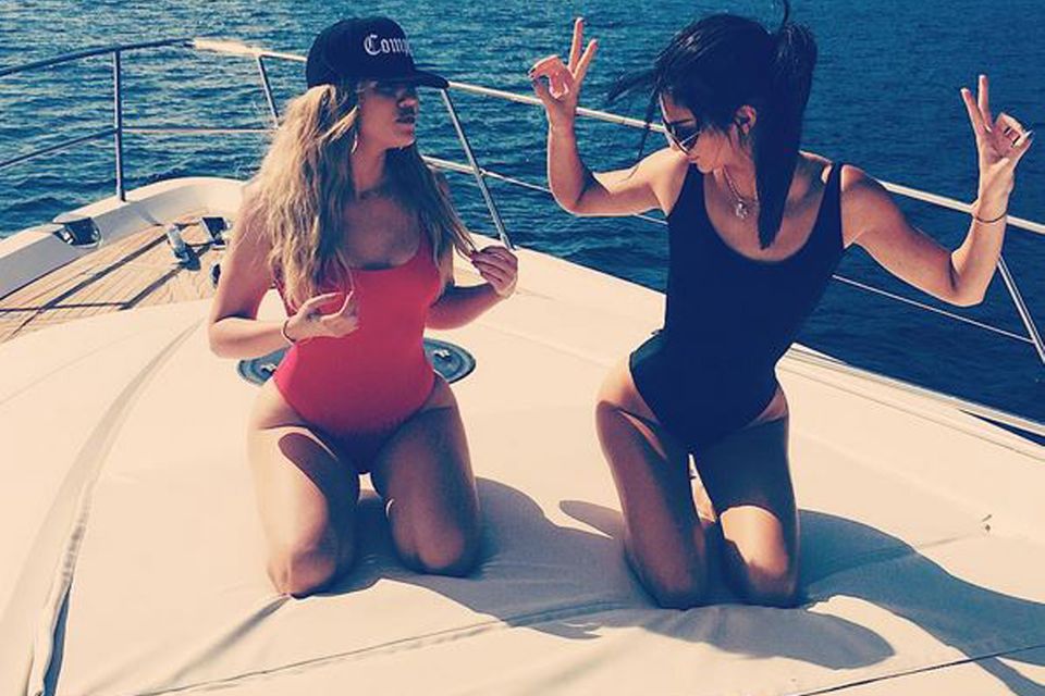 Die Social-Media-Profis Khloé Kardashian und Kendall Jenner wissen natürlich wie man den Trend richtig umsetzt.