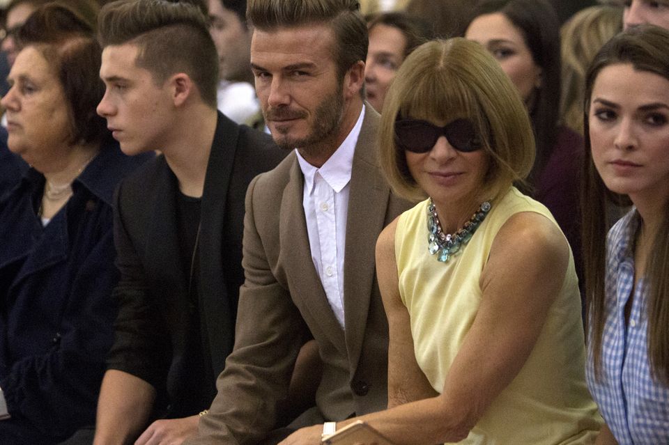 Victoria Beckham: Familienunterstützung für Victoria Beckham in der prominent-besetzten "Front Row" ihrer Show auf der Fashion Week in New York (von links nach rechts): Die Urmutter der internationalen Fashionkritikerinnen Suzy Menkes, Brooklyn und David Beckham, die Chefredakteurin der US-Vogue Anna Wintour und ihre Tochter, die Journalistin Bee Shaffer. Familienunterstützung für Victoria Beckham in der prominent-besetzten "Front Row" ihrer Show auf der Fashion Week in New York (von links nach rechts): Die Urmutter der internationalen Fashionkritikerinnen Suzy Menkes, Brooklyn und David Beckham, die Chefredakteurin der US-Vogue Anna Wintour und ihre Tochter, die Journalistin Bee Shaffer.