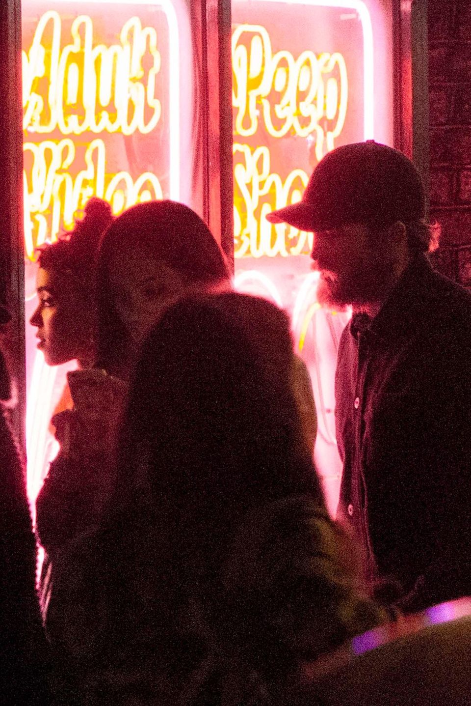 Robert Pattinson mit seiner Freundin Fka twigs vor einem Laden im Londoner Stadtteil Soho, der eindeutig nach Peepshow aussieht