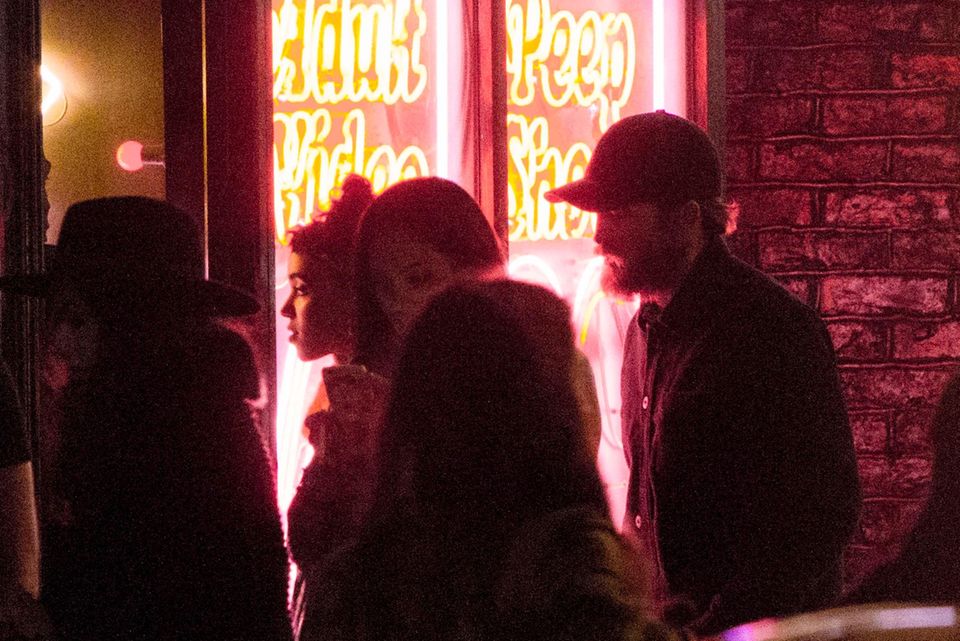 Robert Pattinson + FKA twigs: Robert Pattinson mit seiner Freundin Fka twigs vor einem Laden im Londoner Stadtteil Soho, der eindeutig nach Peepshow aussieht Robert Pattinson mit seiner Freundin Fka twigs vor einem Laden im Londoner Stadtteil Soho, der eindeutig nach Peepshow aussieht