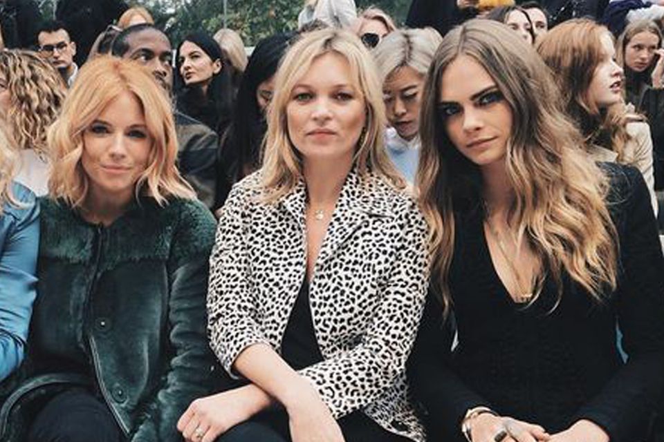Die volle Ladung "Britain Power" in der Frontrow bei Burberry: Suki Waterhouse, Sienna Miller, Kate Moss und Cara Delevingne (von links). Die volle Ladung "Britain Power" in der Frontrow bei Burberry: Suki Waterhouse, Sienna Miller, Kate Moss und Cara Delevingne (von links).