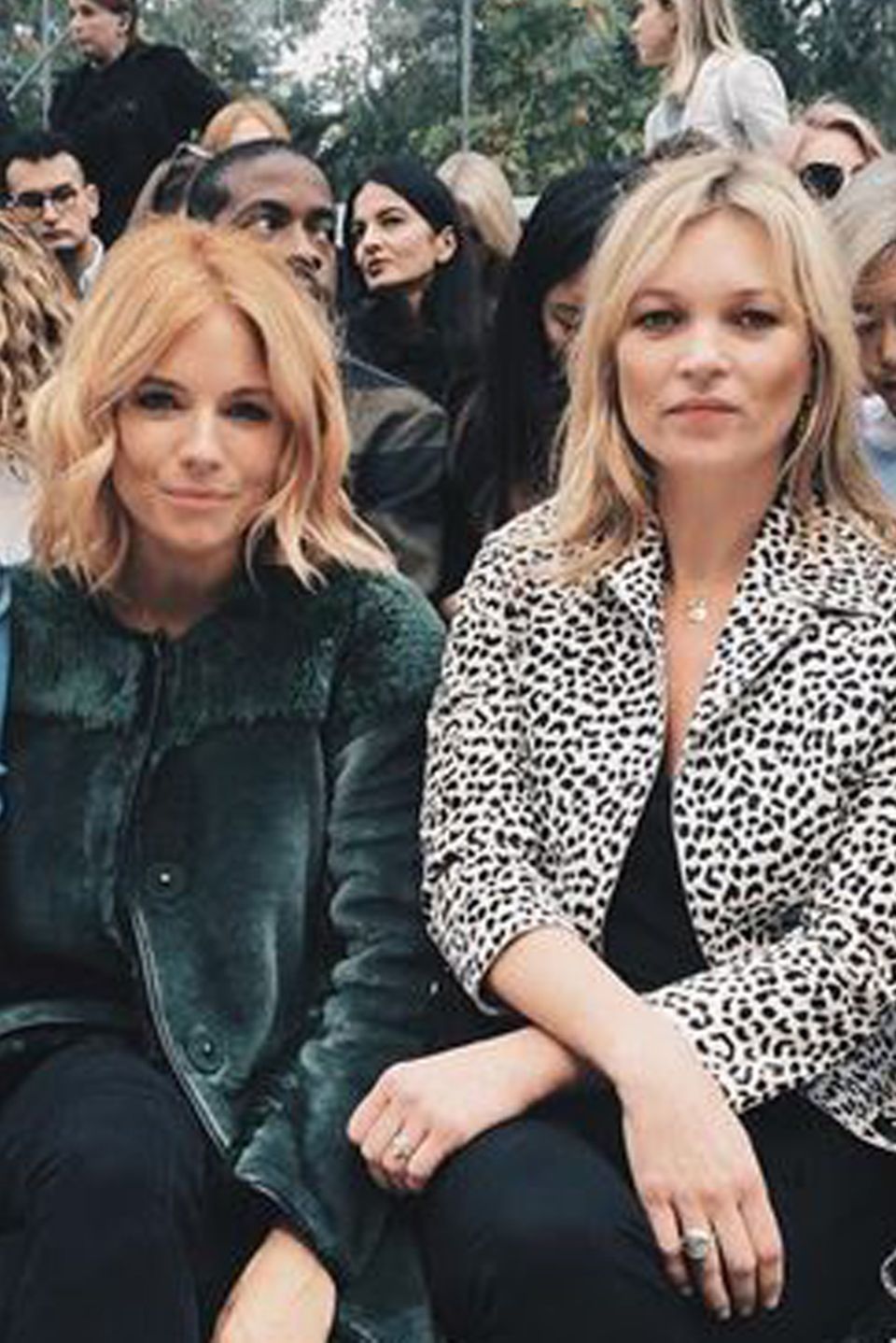 Die volle Ladung "Britain Power" in der Frontrow bei Burberry: Suki Waterhouse, Sienna Miller, Kate Moss und Cara Delevingne (von links). Die volle Ladung "Britain Power" in der Frontrow bei Burberry: Suki Waterhouse, Sienna Miller, Kate Moss und Cara Delevingne (von links).