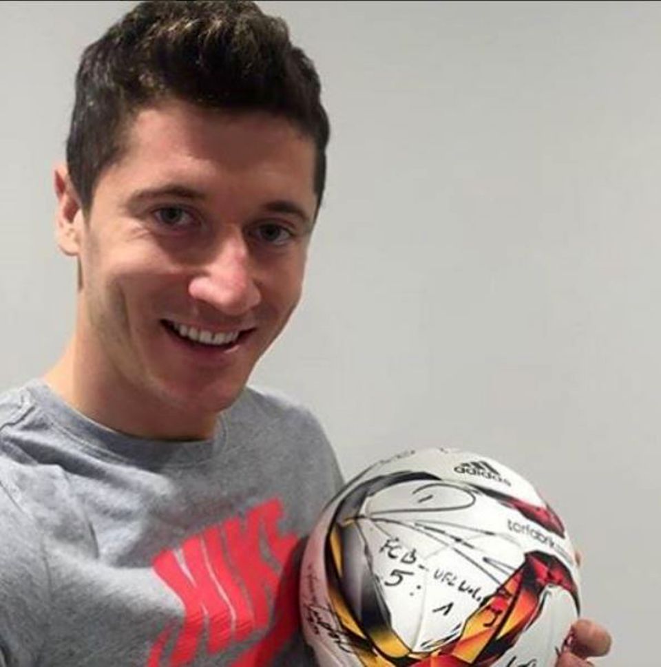 Große Freude nach dem fulminanten Sieg: Robert Lewandowski nahm "seinen" Spielball vom 5-1 gegen den VfL Wolfsburg mit nach Hause. Große Freude nach dem fulminanten Sieg: Robert Lewandowski nahm "seinen" Spielball vom 5-1 gegen den VfL Wolfsburg mit nach Hause.
