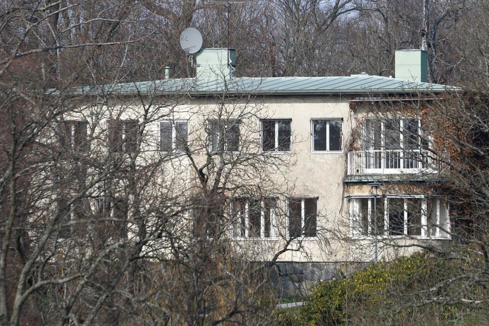 Prinzessin Sofia + Prinz Carl Philip: Die Villa Solbacken in einem Luxusstadtteil von Stockholm - hier wären Prinzessin Sofia und Prinz Carl Philip am liebsten schon nach ihrer Hochzeit im Juni 2015 eingezogen. Doch die ererbte Villa muss noch renoviert werden. Die Villa Solbacken in einem Luxusstadtteil von Stockholm - hier wären Prinzessin Sofia und Prinz Carl Philip am liebsten schon nach ihrer Hochzeit im Juni 2015 eingezogen. Doch die ererbte Villa muss noch renoviert werden.