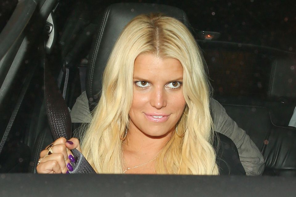 Jessica Simpson: Jessicas Versuch, ein nüchternes Poker-Face aufzusetzen, endet in einem unnatürlichen Lächeln mit aufgerissenen Augen. Jessicas Versuch, ein nüchternes Poker-Face aufzusetzen, endet in einem unnatürlichen Lächeln mit aufgerissenen Augen.