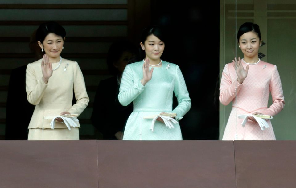 Typisches Bild: Prinzessin Mako und ihre Schwester Kako (rechts) zeigen sich gemeinsam mit ihrer Mutter Kiko auf dem Balkon des kaiserlichen Palastes. Bei solchen Auftritten jubeln Tausende der Familie des Tenno zu.