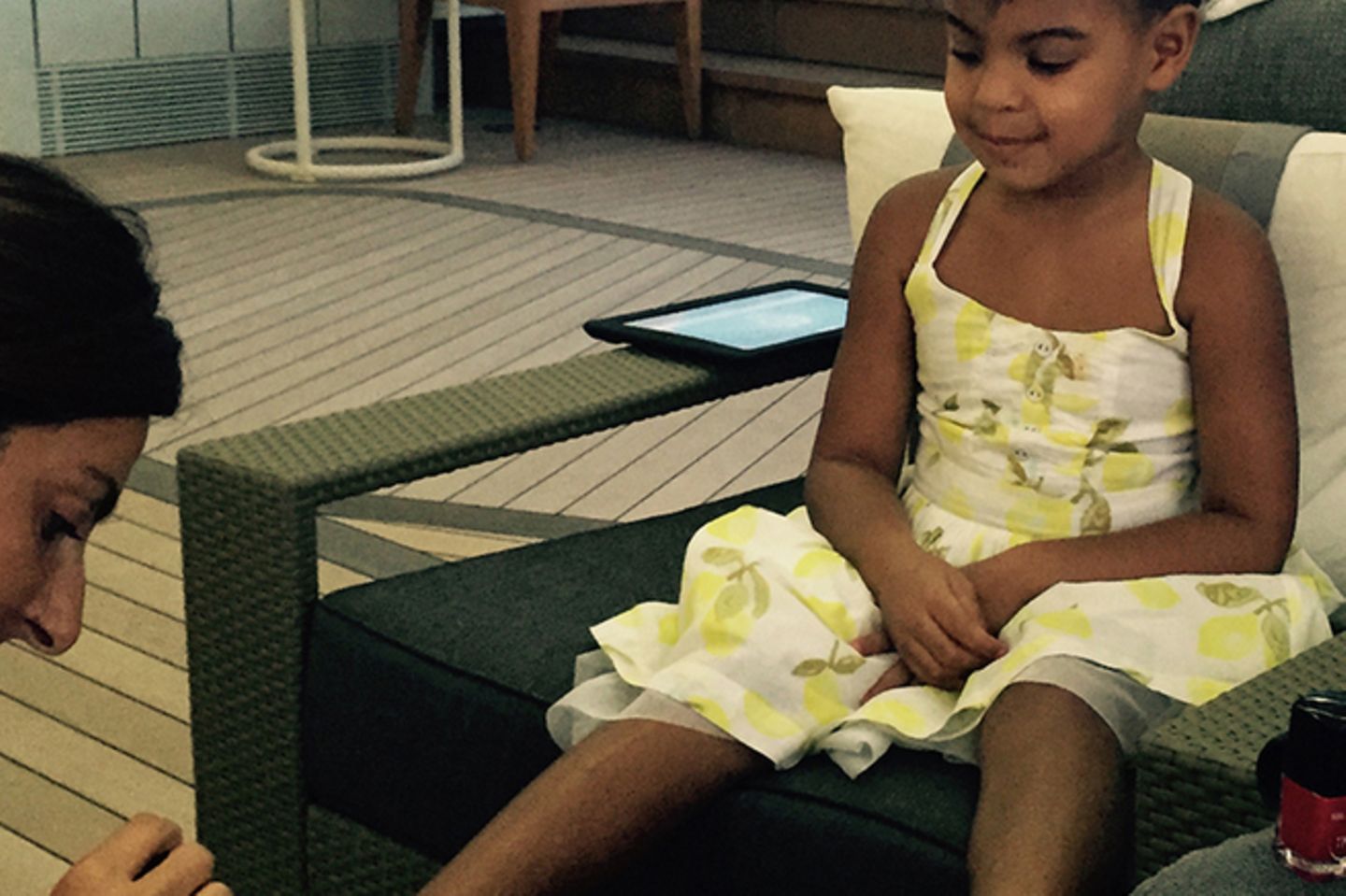 Blue Ivy : Haare, Hände und Füße – all das wird selbstverständlich von Profis bearbeitet. Hier genießt Blue Ivy im Urlaub auf einer Jacht eine Pediküre Haare, Hände und Füße – all das wird selbstverständlich von Profis bearbeitet. Hier genießt Blue Ivy im Urlaub auf einer Jacht eine Pediküre