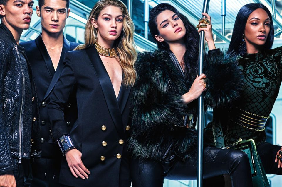 H&M + Balmain: Ab dem 05. November wird es die limitierte Kollektion "H&M x Balmain" in ausgewählten Stores und online zu kaufen geben. Ab dem 05. November wird es die limitierte Kollektion "H&M x Balmain" in ausgewählten Stores und online zu kaufen geben.