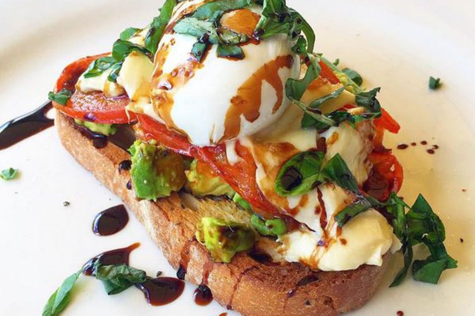 Kayla Itsines: Yummi! Zum Frühstück gibt es bei Kayla Itsines ein Vollkorntoast mit pochiertem Ei, Avocado, Tomaten und Basilikum. Yummi! Zum Frühstück gibt es bei Kayla Itsines ein Vollkorntoast mit pochiertem Ei, Avocado, Tomaten und Basilikum.