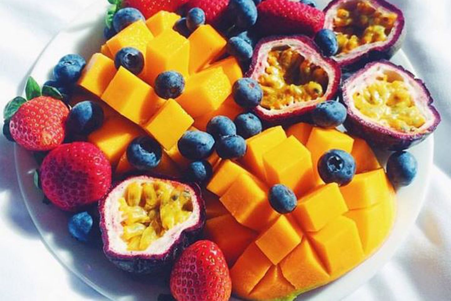 Die Vitambombe für zwischendurch: Mangos, Erdbeeren, Blaubeeren oder exotische Früchte sind ein gesunder und leckerer Snack.