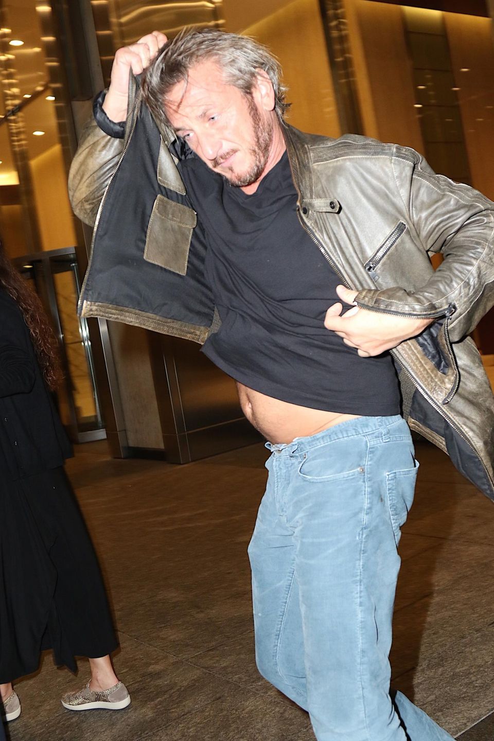 Sean Penn: Nicht nur die Haare sind bei Sean jetzt länger, auch um seinen Bart scheint er sich in der letzten Zeit nicht gekümmert zu haben. Insgesamt wirkt der Schauspieler ungepflegt. Nicht nur die Haare sind bei Sean jetzt länger, auch um seinen Bart scheint er sich in der letzten Zeit nicht gekümmert zu haben. Insgesamt wirkt der Schauspieler ungepflegt.