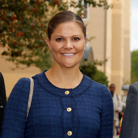 Prinzessin Victoria zeigt sich bei einem Besuch mit deutlich gewachsenem Babybauch an der Seite von König Carl Gustaf.