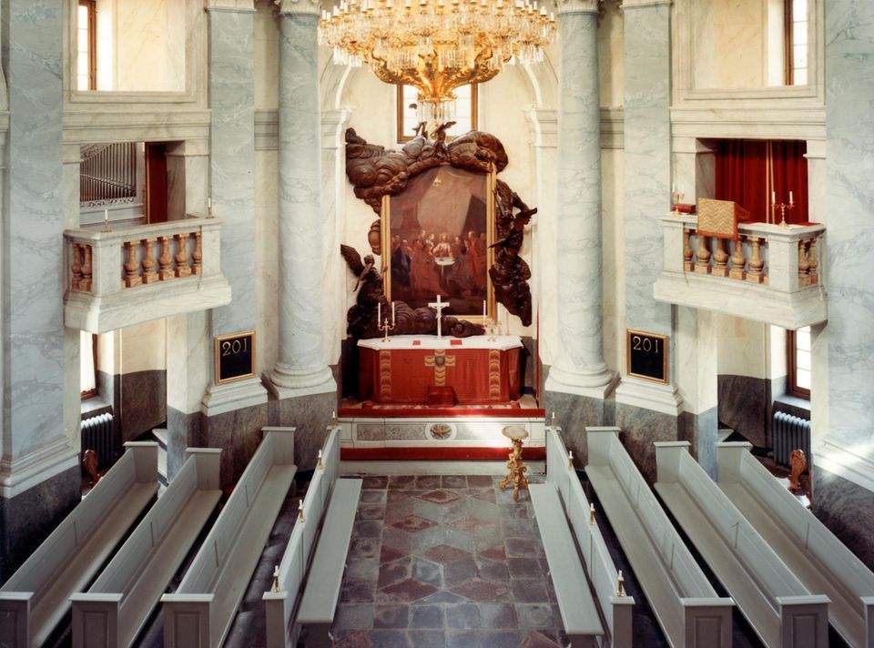 Prinzen-Taufe in Schweden: Der Boden der Kirche wurde aus Sandstein von der Insel Öland gefertigt, das Altarbild stammt von Hofmaler G.E. Schröder. Der Boden der Kirche wurde aus Sandstein von der Insel Öland gefertigt, das Altarbild stammt von Hofmaler G.E. Schröder.
