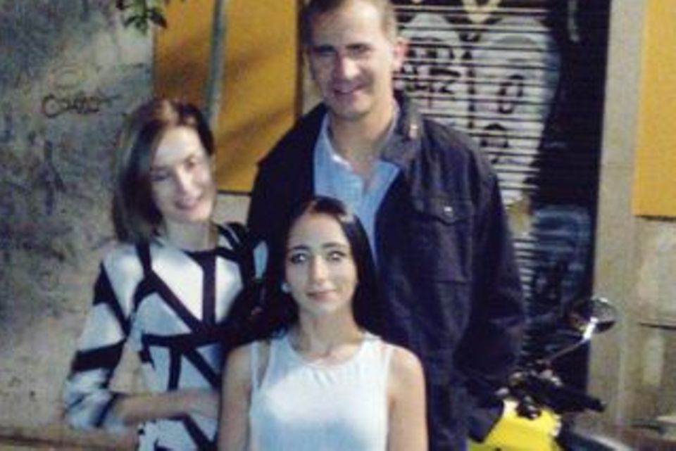 Letizia + Felipe von Spanien: Das spanische Königspaar posiert für ein Erinnerungsfoto für die Twitter-Userin @raqueloffduty Letizia und Felipe von Spanien, ein Twitter-Fan