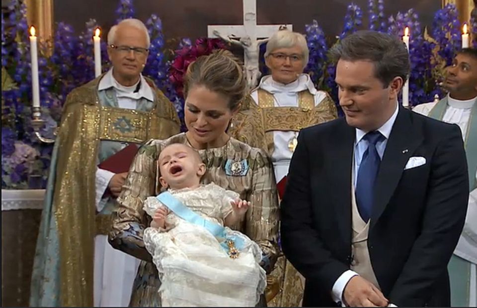 Tauf-Erbstück der schwedischen Royals: Am Kleid kann es nicht gelegen haben: Prinz Nicolas fand seine Taufe 2015 eher zum Brüllen. Den Orden vom König findet Prinz Nicolas zum Schreien.