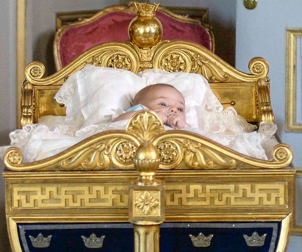 Prinzessin Leonore liegt während des Empfanges im Schloss in einer reich verzierten, barocken Wiege - das ist Tradition im schwedischen Königshaus.