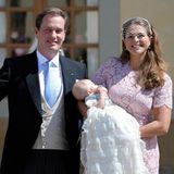 Die Eltern zeigen sich mit dem Täufling den vielen Schaulustigen, die bei strahlendem Sonnenschein gewartet haben.  Prinzessin Madeleine trägt ein Kleid in zartem rosé mit Spitze aus dem Hause "Valentino".