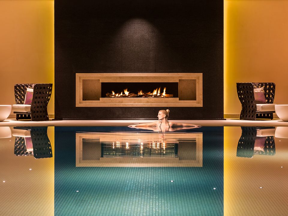 Spa Check: Das im Friesenstil erbaute Severin's Resort & Spa setzt neue Wohlfühlmaßstäbe auf Sylt. Am 16 mal 9 Meter großen Schwimmbecken brennt ein gemütliches Kaminfeuer. Nach den Anwendungen lädt ein stylisher Ruhebereich zum Verweilen ein Das im Friesenstil erbaute Severin's Resort & Spa setzt neue Wohlfühlmaßstäbe auf Sylt. Am 16 mal 9 Meter großen Schwimmbecken brennt ein gemütliches Kaminfeuer. Nach den Anwendungen lädt ein stylisher Ruhebereich zum Verweilen ein