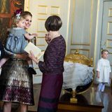 Im Hintergrund schaut Prinzessin Estelle zu, wie Prinzessin Madeleine, Chris O'Neill und (nicht im Bild) König Carl Gustaf und Königin Silvia die Glückwünsche entgegen nehmen. Cousine Leonore ist ebenfalls dabei.