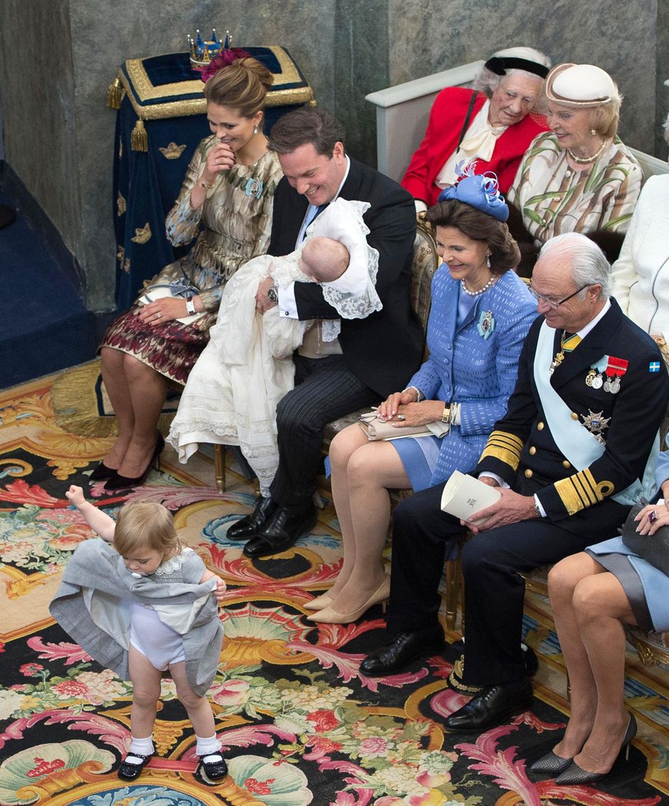 Prinzessin Leonore + Prinzessin Estelle: Prinzessin Leonore wagt eine kleine Tanzeinlage und zeigt nicht nur viel Bein ... Prinzessin Leonore wagt eine kleine Tanzeinlage und zeigt nicht nur viel Bein ...