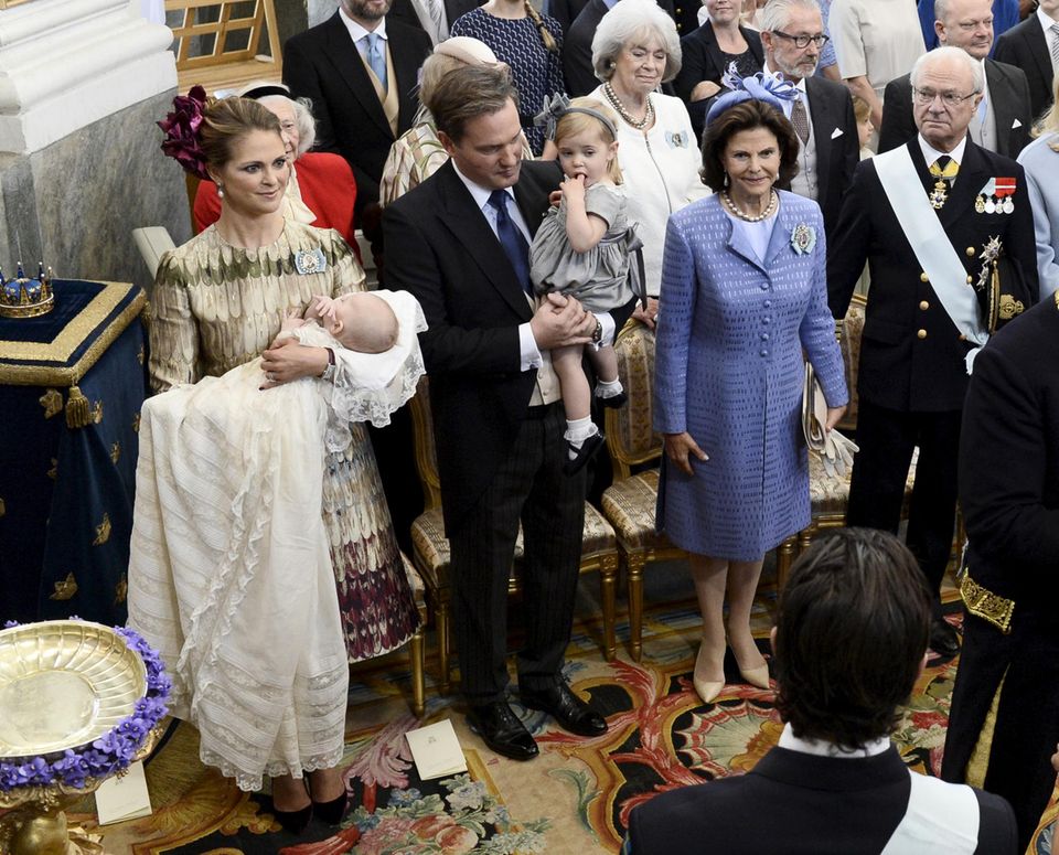 Prinz Nicolas, auf dem Arm von Mama Madeleine, ist noch ganz still. Seine Schwester Leonore schaut noch ein wenig schüchtern umher.