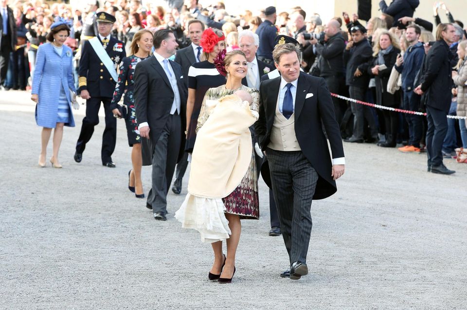 Die Taufgesellschaft, angeführt von Prinzessin Madeleine mit ihrem Sohn auf dem Arm und Ehemann Chris an ihrer Seite, schreitet zum Empfang.
