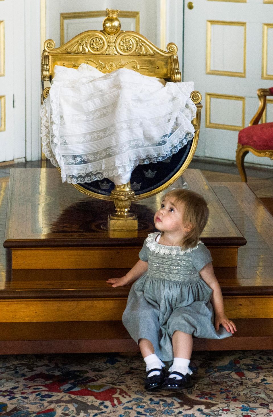 Prinzessin Leonore posiert vor der Wiege, in der gleich Prinz Nicolas liegen wird. Hier haben schon viele königliche Babys geschlummert.