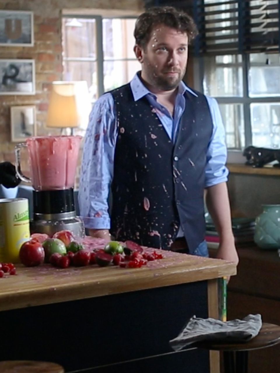 Christian Ulmen: Smoothie-Kleckse auf dem Hemd, die Sache mit dem Mixer übt Ulmen noch. Smoothie-Kleckse auf dem Hemd, die Sache mit dem Mixer übt Ulmen noch.