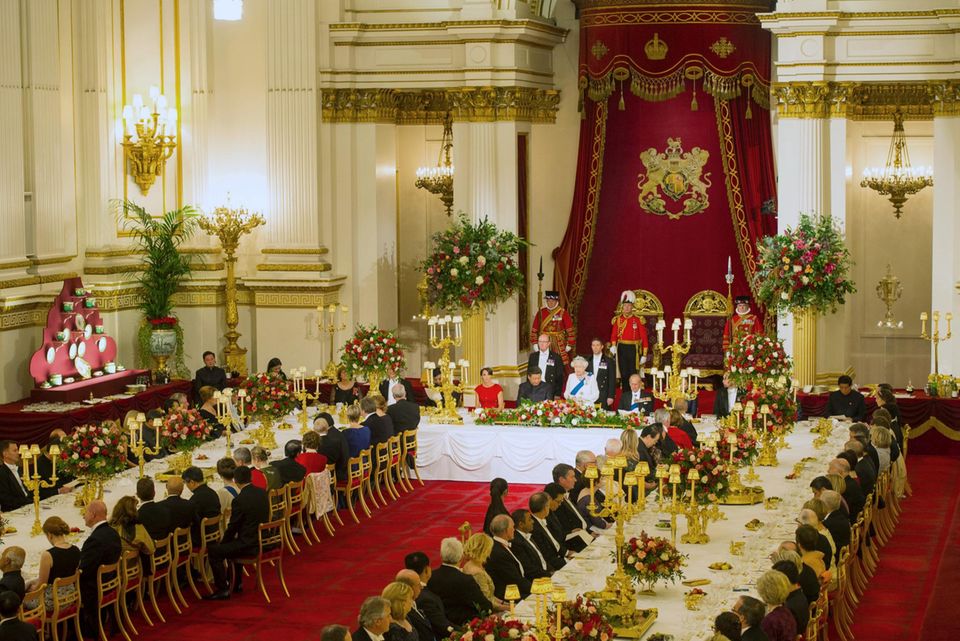 Der Ballsaal von "Buckingham Palace" ist prächtig hergerichtet, um die rund 170 Gäste mit royalem Pomp zu empfangen.